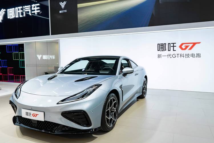 佛山12哪吒汽车在智能汽车领域的表现，领途汽车在新能源汽车市场中的影响力